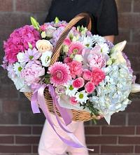 Композиция солнечный день в Горшково Цветочная композиция из Розы, Хризантемы, Пионы и Лизиантусы в корзине в Горшково