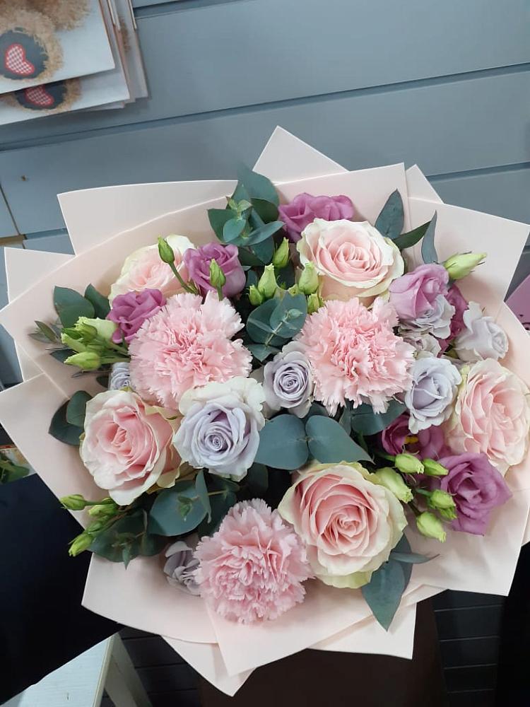 Букет цветов из: Розы, Гвоздики и Лизиантусы в Горшково